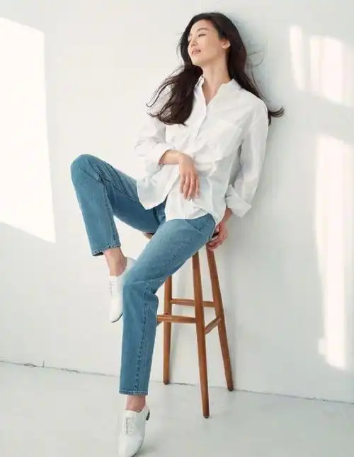 白衬衫 牛仔裤白衬衫搭配蓝色牛仔裤也是非常好用的色彩搭配方式,经典