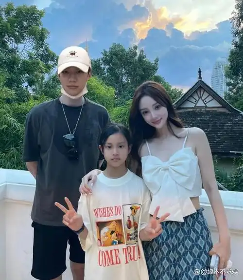 李小璐接广告复出!赘肉明显疑怀二胎,知情人曝其和 pgone 近况!