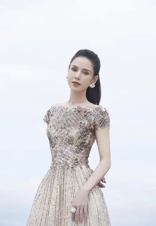 温柔可人的小龙女爱上健身,李若彤身材愈发完美,54岁仍如少女