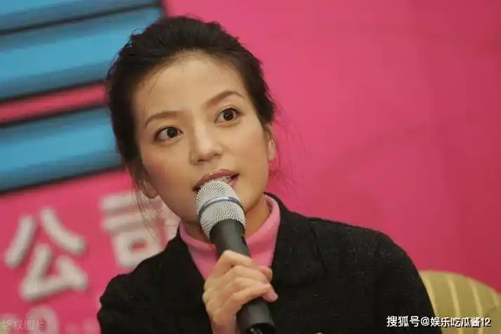 就学历而言,赵薇是一位多才多艺的女性.