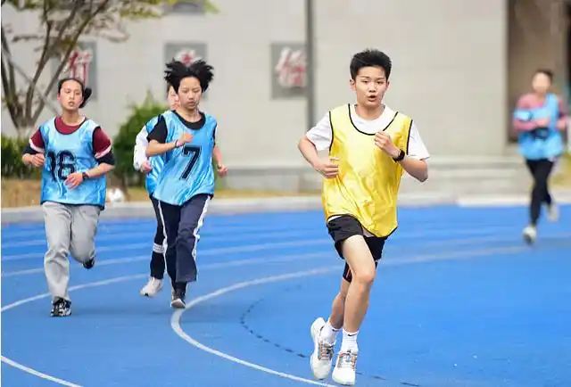 "中考体育对鞋有要求吗"?看完初中生发的图片,老师"石化"了