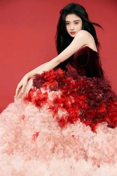 鞠婧祎丨巅峰盛典78富家千金身姿翩翩闪耀登场,一明一暗两套礼服