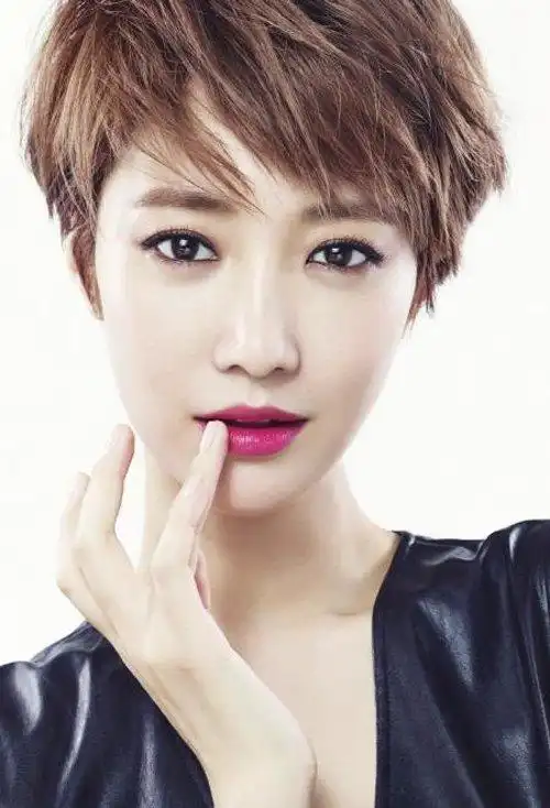 今年最火碎刘海找回自信 干练利索短碎发适合的发色