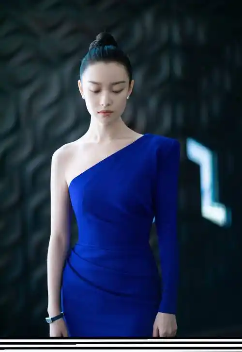 离开美颜滤镜的倪妮,颜值照样超能打!