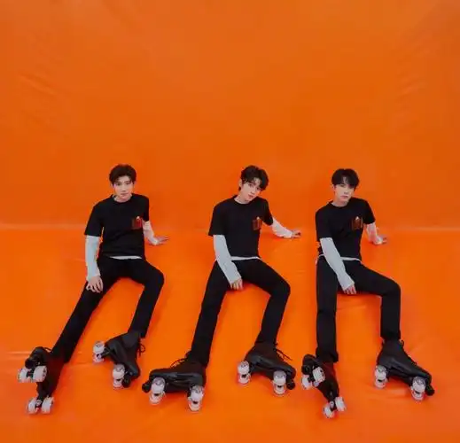 原来tfboys在小黑屋直播都穿了橙色,小凯唱歌王源帮忙打气,团魂炸裂