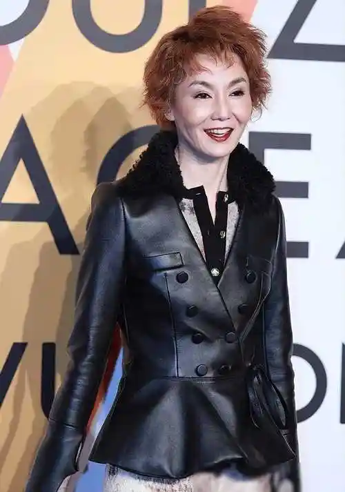 张曼玉低调看展被认出无滤镜素颜曝光60岁真实状态瘦成纸片