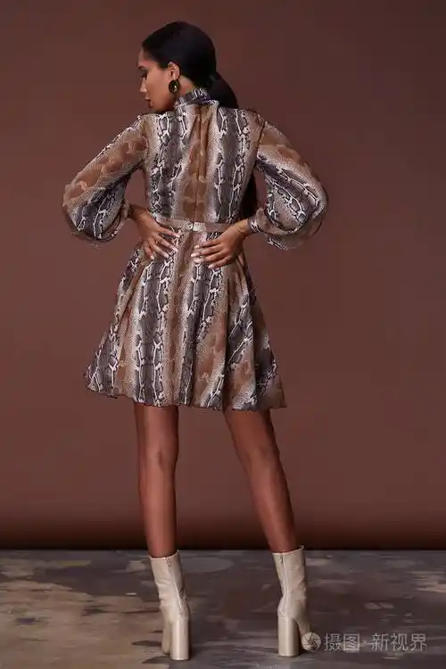 性感美女漂亮的脸棕褐色的皮肤穿动物印花丝绸连衣裙长瘦的身体形状