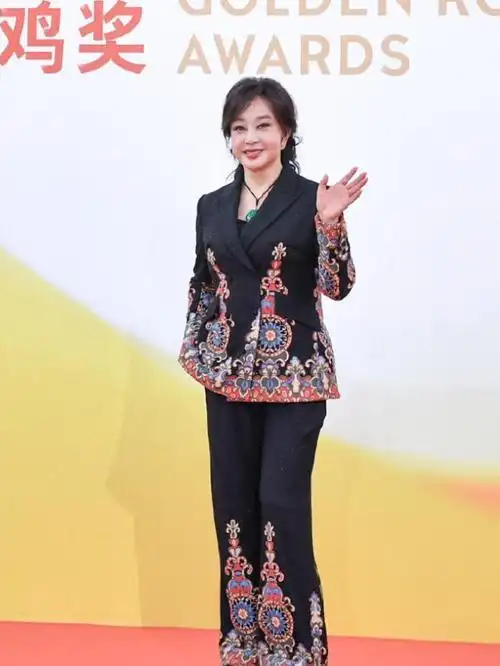 网曝刘晓庆最新照片,精致容颜令人难以置信!画皮还是妖怪?