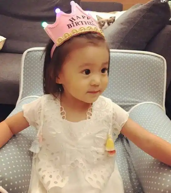 林心如一家三口逛街,女儿小海豚近照曝光,4岁穿背带裤超有感觉