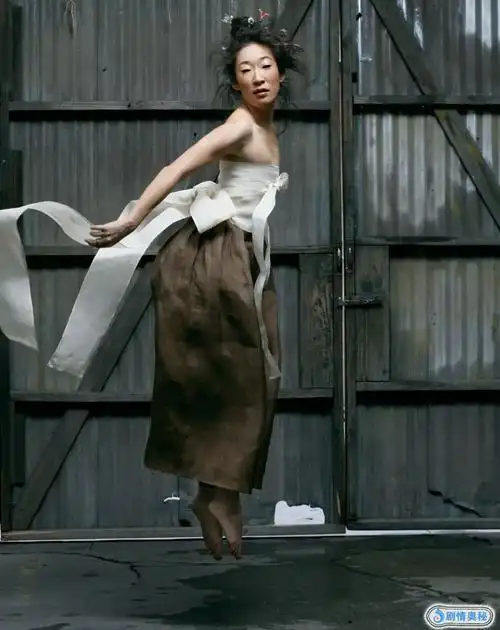 组图:《杀死伊芙》第二季4月开播 吴珊卓登杂志写真