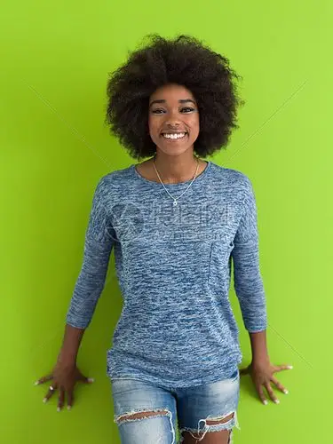 位美丽友好的非裔美国妇女的肖像她留着卷曲的afro发