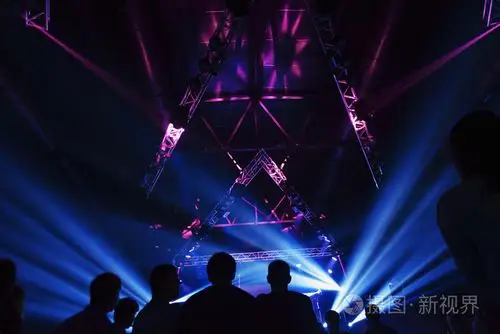 夜店晚会与舞台上的观众举行了一场狂欢音乐会