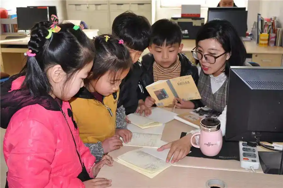 刘家庄中心小学教师张娇在辅导学生