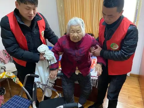 记得第一次采访敬老院是在1983年3月,前往大荔县朝邑镇采访敬老院老人