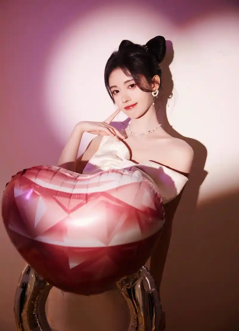 鞠婧祎穿蝴蝶抹胸裙拍照!乖巧可爱似小猫咪,这该死的甜美范