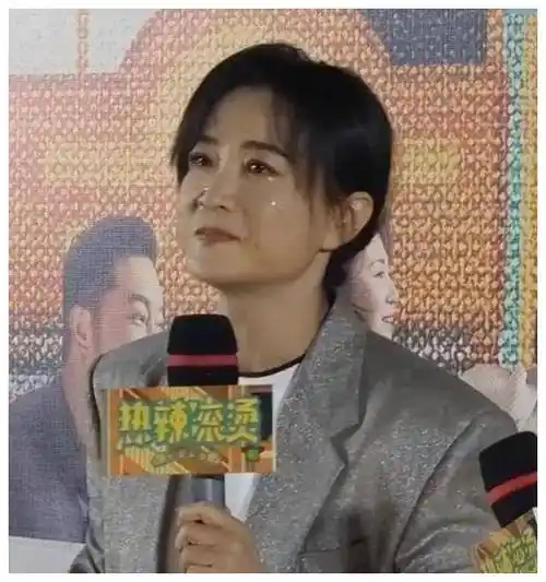 贾玲泣不成声,《贾玲穿越之爆款魔力》票房狂飙!_电影