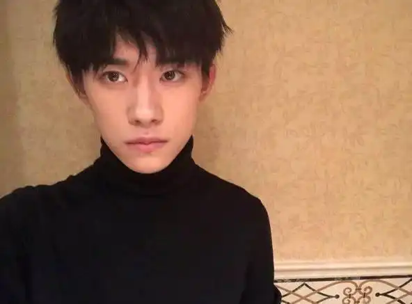 易烊千玺晒毕业照,一细节暴露了秘密!网友:学校给了特殊照顾啊!