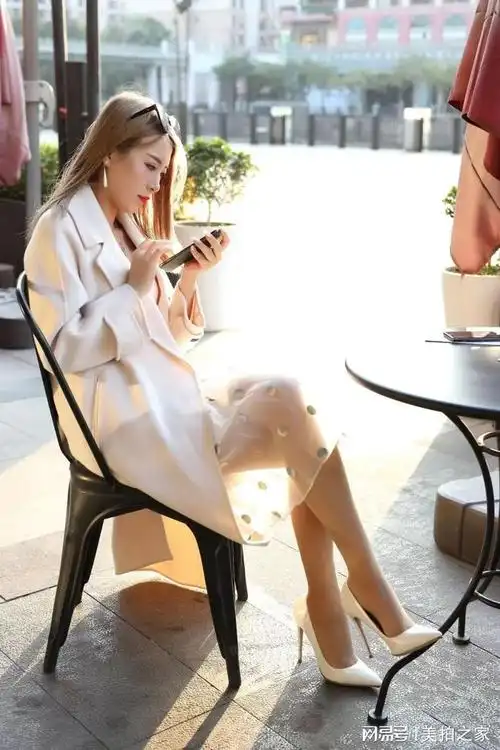 风衣肉丝搭配白色高跟鞋高雅气质被展现得淋漓尽致