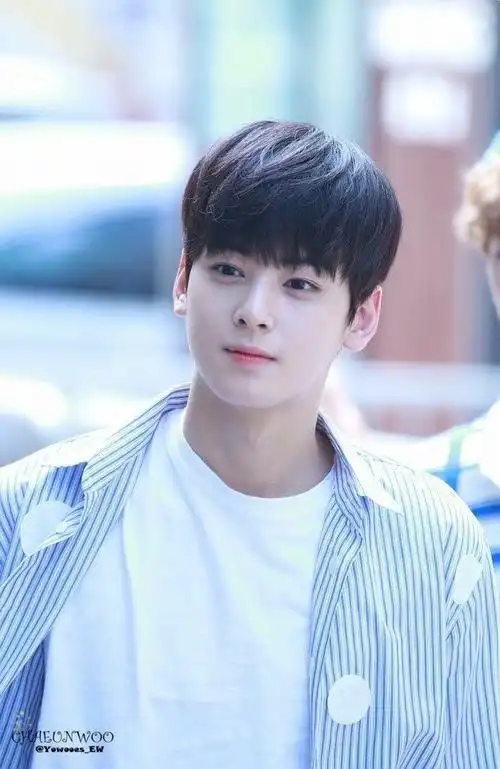 车银优让你无法移开视线的他出道初期之嫩照