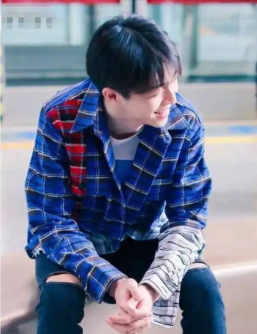 近日陈立农现身机场,装扮很是轻松简单哦,没有佩戴