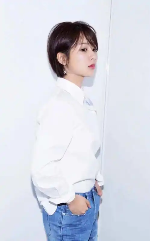 杨紫剪短发走成熟路线,干练十足!网友:有一种王子文的既视感!