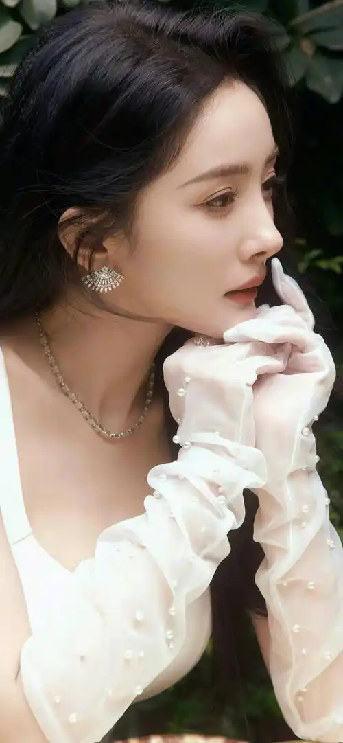 杨幂高清唯美写真,一袭裙白胜冬雪,优雅妩媚如春风_白色_气质_魅力