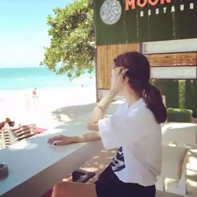 头像女生全身侧脸