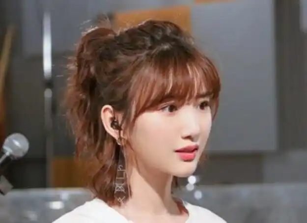 秋季女生中短发马尾发型怎么扎好看(3)