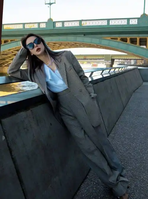 无论任何场合,戚薇凹造型都少不了墨镜,黑色的方框墨镜让她的气场瞬间