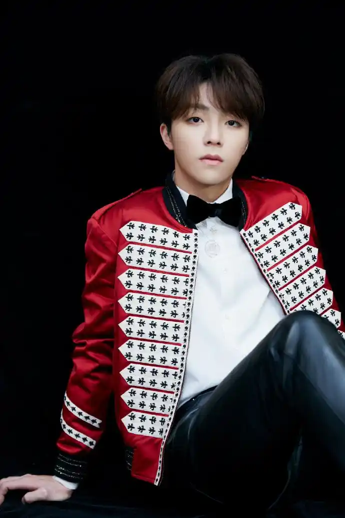 陈立农最新写真曝光红色夹克搭黑皮裤帅气有型