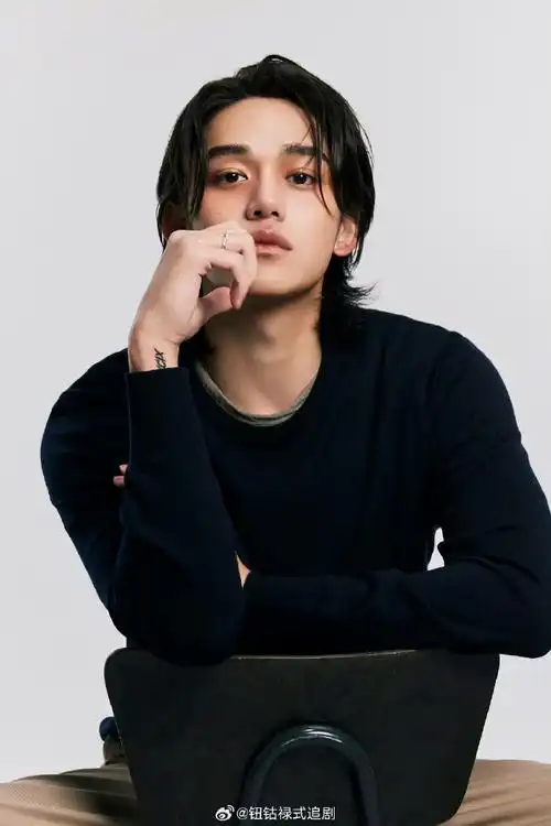 黄旭熙白色情人节更新##黄旭熙白色情人节四格照