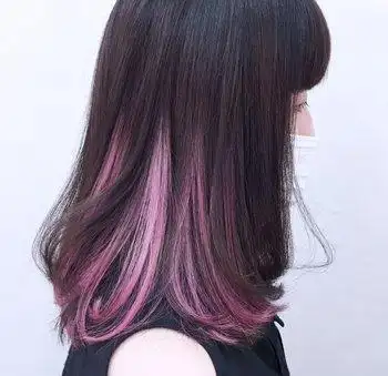 漂染一绺粉色头发造型 黑色挑染一缕粉色发型