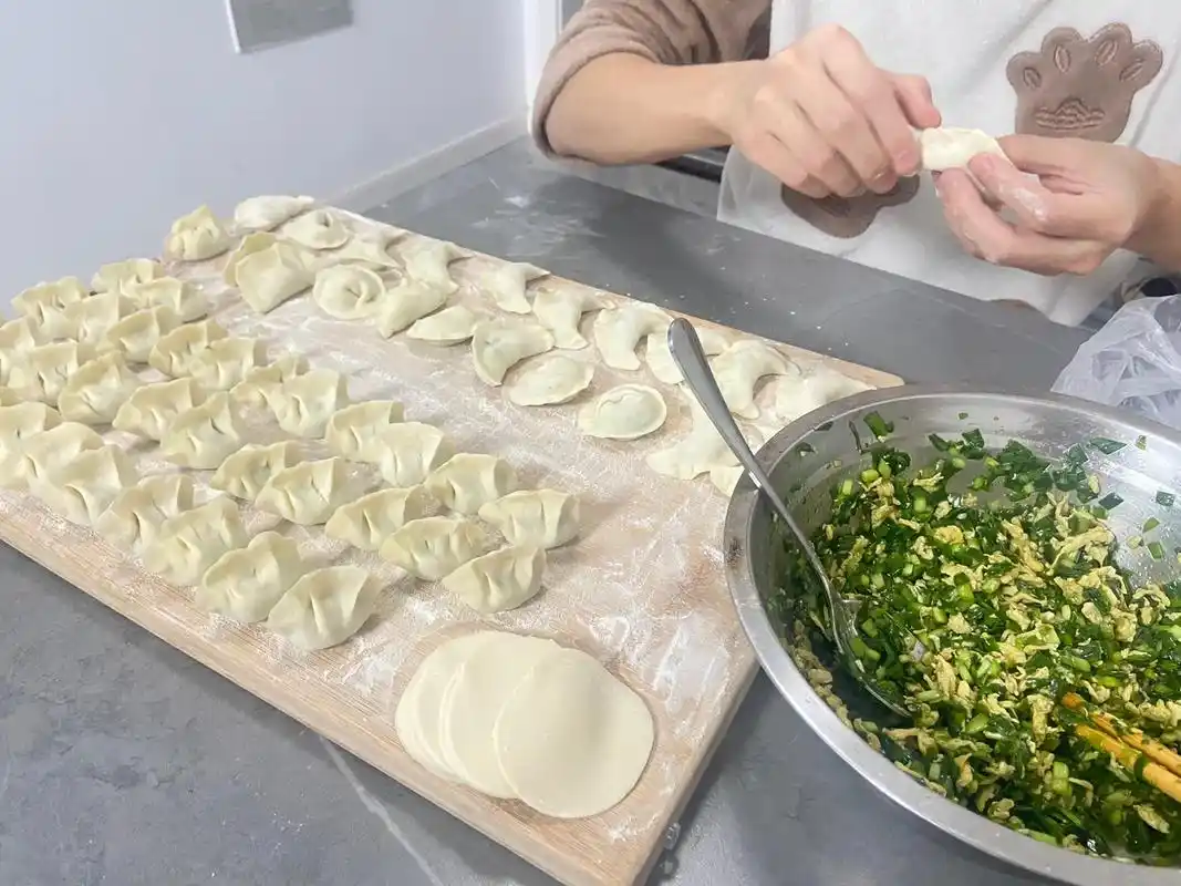 手工包饺子 #嘎嘎香 #生活的烟火气息 #自己动手丰衣足食 - 抖音