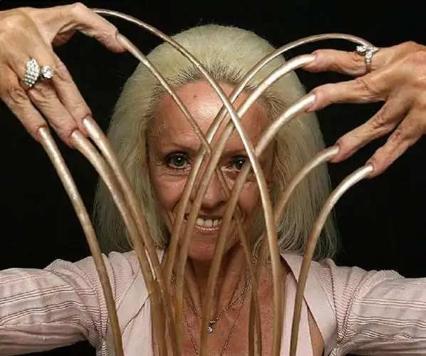 保持吉尼斯世界纪录的最长的指甲长了差不多30年终于被剪掉了