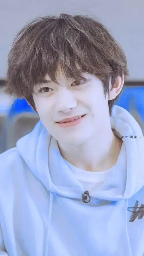 76易烊千玺·朋友请听好 "您身上的温柔,是克莱因的蓝,再加一