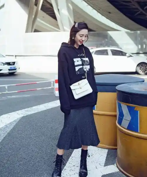 原创31岁唐艺昕好身材让人羡慕不已卫衣配马丁靴引领潮流显高显瘦