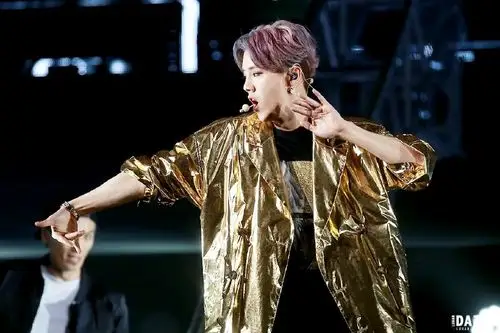 鹿晗的新发色,美呆了路人都觉得好美丽