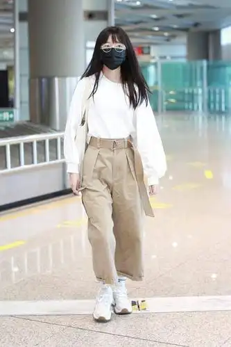 2020年9月13日,李沁北京机场街拍.鸳鸯色针织开衫搭配热裤,时髦养眼.