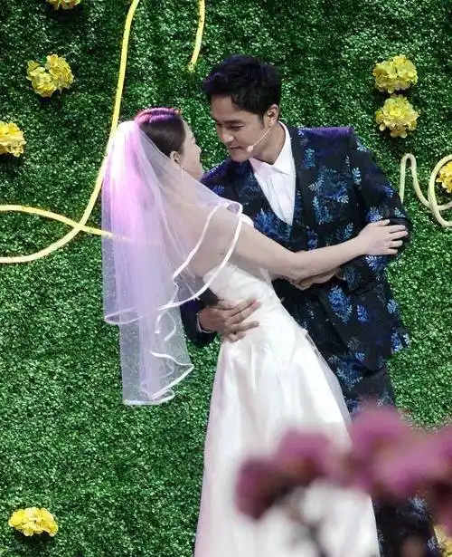 妻子发福变中年妈妈,儿子正脸首次曝光_身材_造型_王婷萱