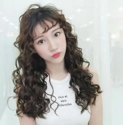 披肩的短发发型,这款发型也是很受欢迎的,而将你披肩短发烫个筷子烫