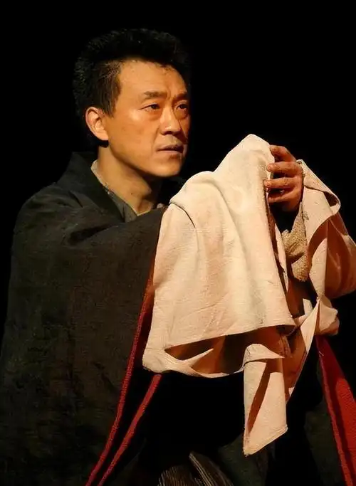 回顾很多人好奇何冰为什么结婚几十年0绯闻看看妻子是谁就知道