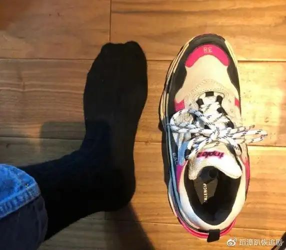 白敬亭27岁生日,与赵又廷互发丑照,还怼乔欣脚大!