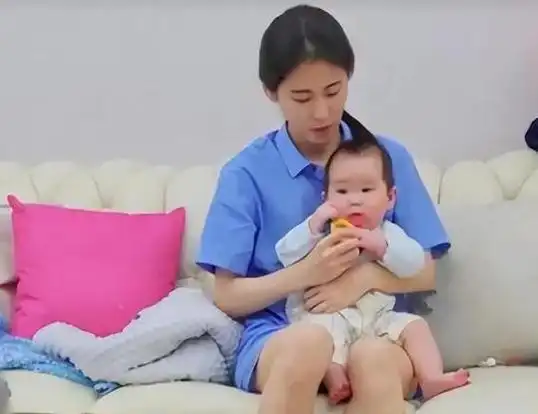 张碧晨5岁女儿正脸曝光!就读国际学校,五官酷似华晨宇