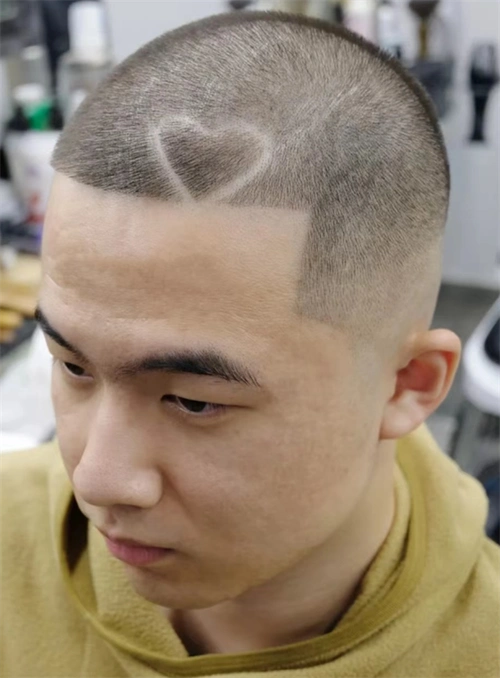 当硬汉寸头搭配少男感的爱心图案是什么感觉?原来硬汉也有柔情的一面.