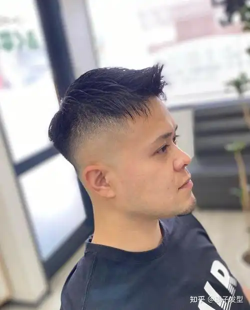 要说男士发型当中,最立体的发型,那一定是飞机头了,生活中,我们只要