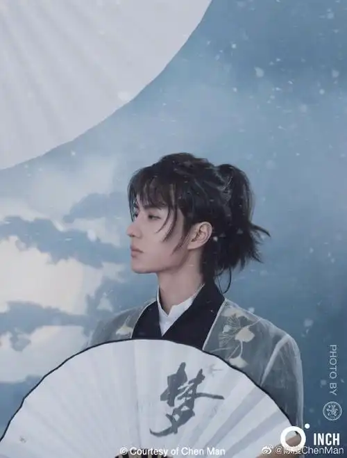 王一博国风大片曝光 穿古装手持折扇变翩翩公子