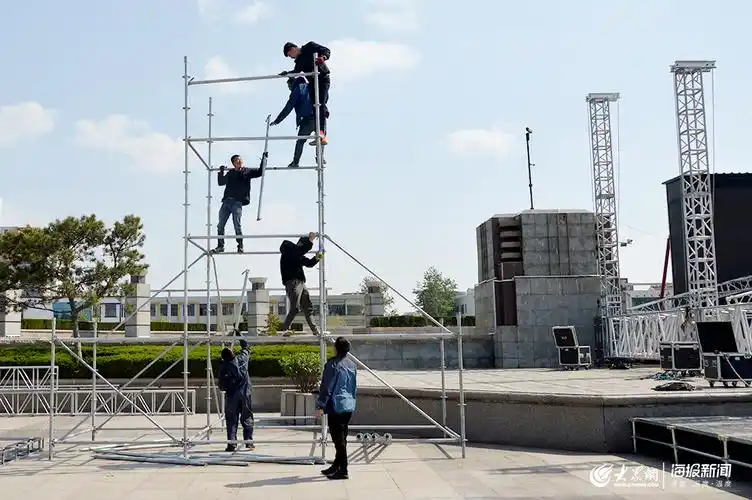 工作人员在现场为启动仪式搭建台架.