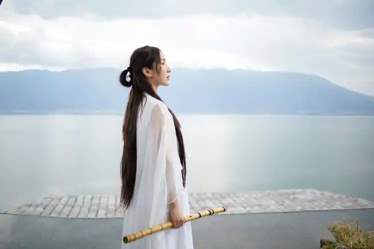 娄艺潇武侠风大片曝光执箫而立宁静悠远