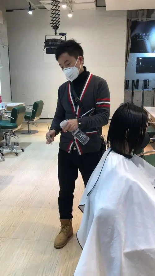 剪头发全程戴口罩,tony老师很安静……这个二月二,理发店大不同