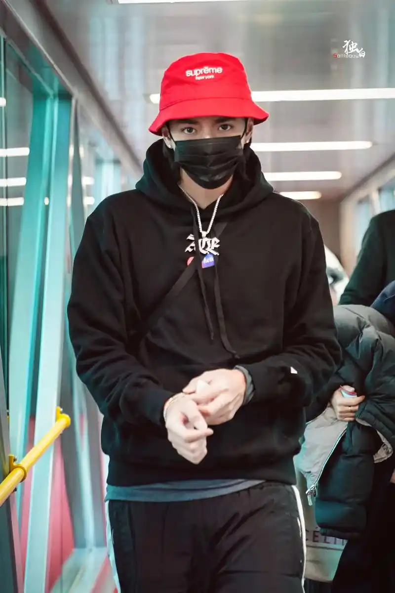 吴亦凡戴帽子合集:实力演绎"有颜任性"帽子随便戴